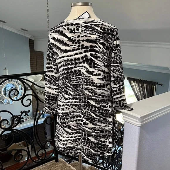 Black & White Abstract Top or Cover-Up - Picture 6 of 8